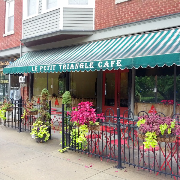 Le Petit Triangle Cafe